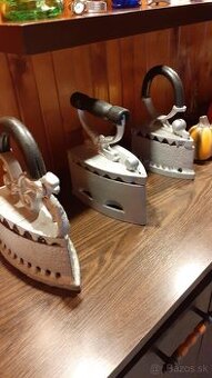 Predám staré žehličky a váhu.