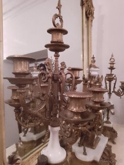 Krbové hodiny so svietnikmi