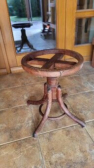 Predám starú retro drevenú otočnú stoličku