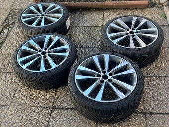 Originál 19 ky Jaguar XE S disky so zimnými pneu Pirelli.