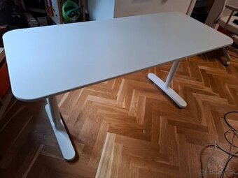 Predám písací stôl IKEA RELATERA, biely, 140 × 60 cm.