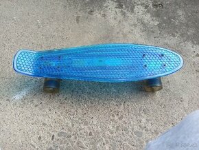 Skateboard s viacerymi svetelnymi efektmi