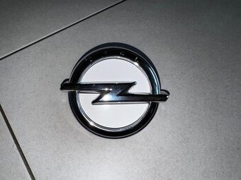 Emblém piatých dverí s logom Opel / Systém otvárania kufru