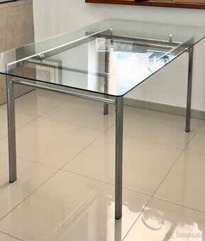 Skleneny stol