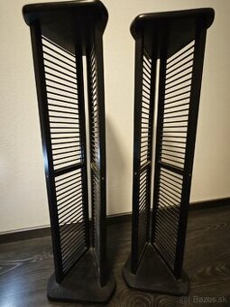 Dva drevené stojany na CD, každý na 44ks