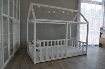 Montessori posteľ s matracom - masív