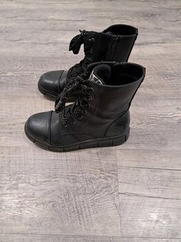 Dievčenské topánky na zimu čierne.
