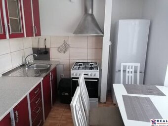 ŠTÚROVA: VOĽNÝ 2-izb. ZARIADENÝ byt, balkón, 48 m2, 1.posch.