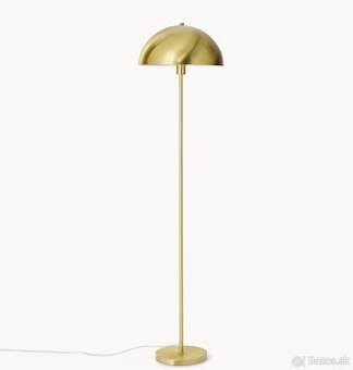 Stojacia lampa zlatej farby.