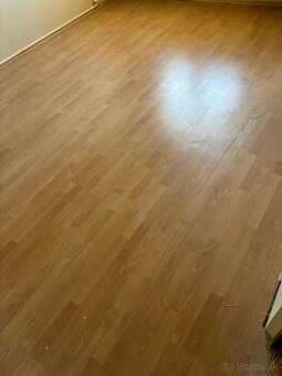 Darujem zachovalu laminátovú podlahu