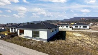 Novostavba- Bungalov s pekným výhľadom na Smolenický zámok