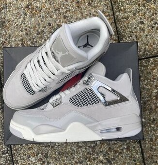Nike air jordan 4 retro frozen moments