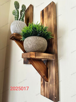 Drevená dekorácia na stenu s policou