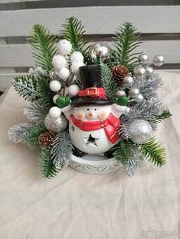 Vianočná dekorácia so svietiacim snehuliakom