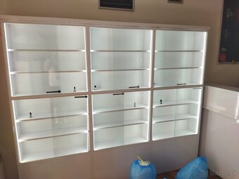 Kompletné vybavenie predajne – pulty a skrine (top stav)
