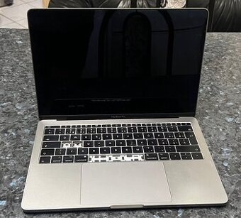 MacBook Pro 13” (2017) – nefunkčný, iba na náhradné diely