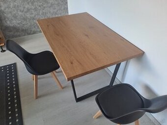 Jedálenský stôl s dvoma stoličkami.