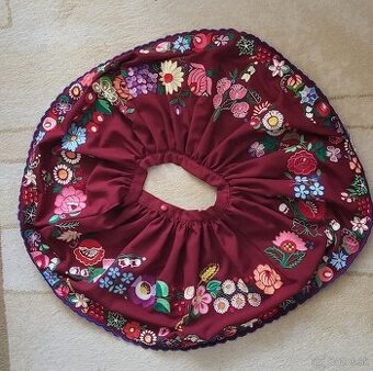 Predám detskú sukňu ručne vyšívanú