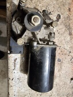 BMW E36 MOTOR PREDNÉHO STIERAČA BOSCH