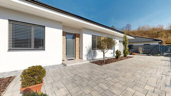 Moderný 4-izbový bungalov s fotovoltikou, garážou a minimáln