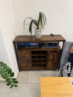 Stoly a stoličky aj nábytok z reštaurácie