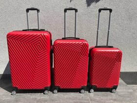 Novy cerveny set kufrov + darcek v hodnote 20 eur ZADARMO