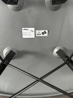 4 kreslo Vitra Eames sivo-čierne