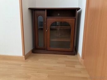 Presklená komoda s polickami a dvierkami