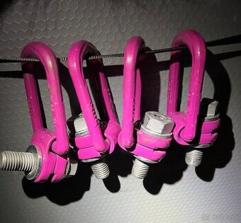 Závesné body strmene oko otočné o 360 stupňov