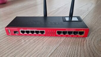 Router Mikrotik RB2011 s WiFi - 1