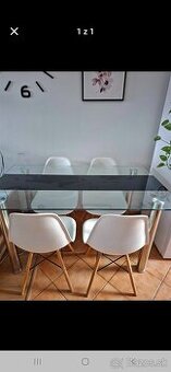 Sklený kuchynský stôl