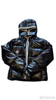 Moncler zimná páperová bunda s kapucňou – čierna