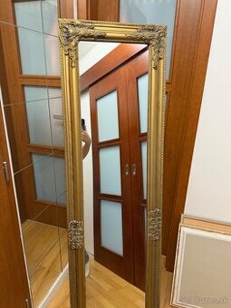 Zrkadlo v starožitnom dizajne