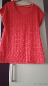 Koralove tricko s cipkovanym vzorom