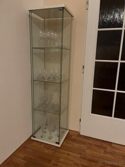 Predam elegantnú presklennu  vitrínu