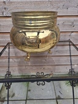 Predám: Štýlový masívny mosadzný kvetináč na levích nožičkác