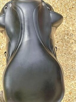 Drezúrne sedlo, čierne, veľkosť 17,5 palca, použité