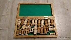 Ručne vyrobený šach / šachové drevené figúrky.