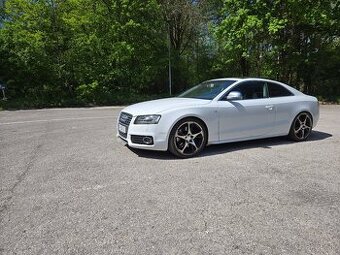 Audi S5 black&white