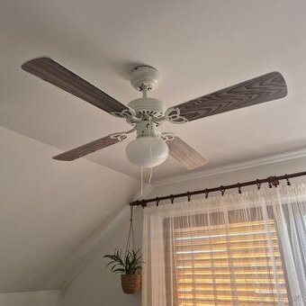 Biely stropný ventilátor so svietidlom