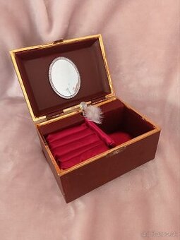 Prekliata hracia skrinka a šperkovnica