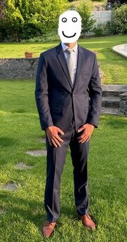 Kvalitný tmavomodrý oblek  - stužková/promócie