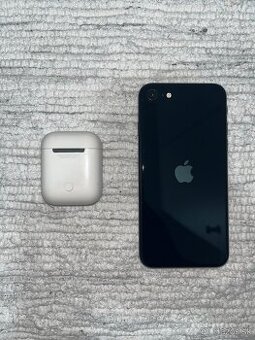 iPhone SE 2022 + AirPods 1