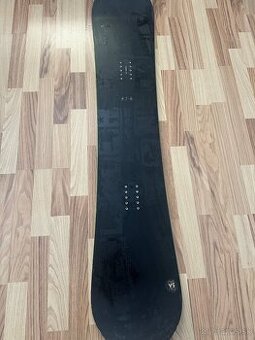 Snowboard značky DC shoes (Park Board for Jibbing)