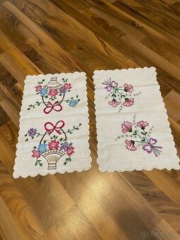 Sada dvoch kusov ručne vyšívaných obrúskov, prestieraní