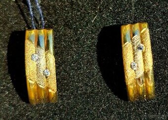 Zlate nausnice kamienky