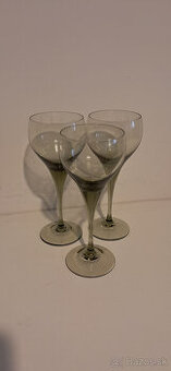 Predam farebne pohare na vino aj šedé