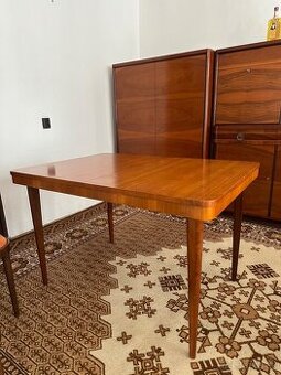 Jedálenský stôl z dyhovaného lakovaného dreva