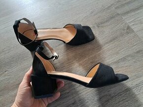 Čierne sandále na nízkom opätku