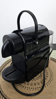 Málo používaný kapsulový kávovar Delonghi